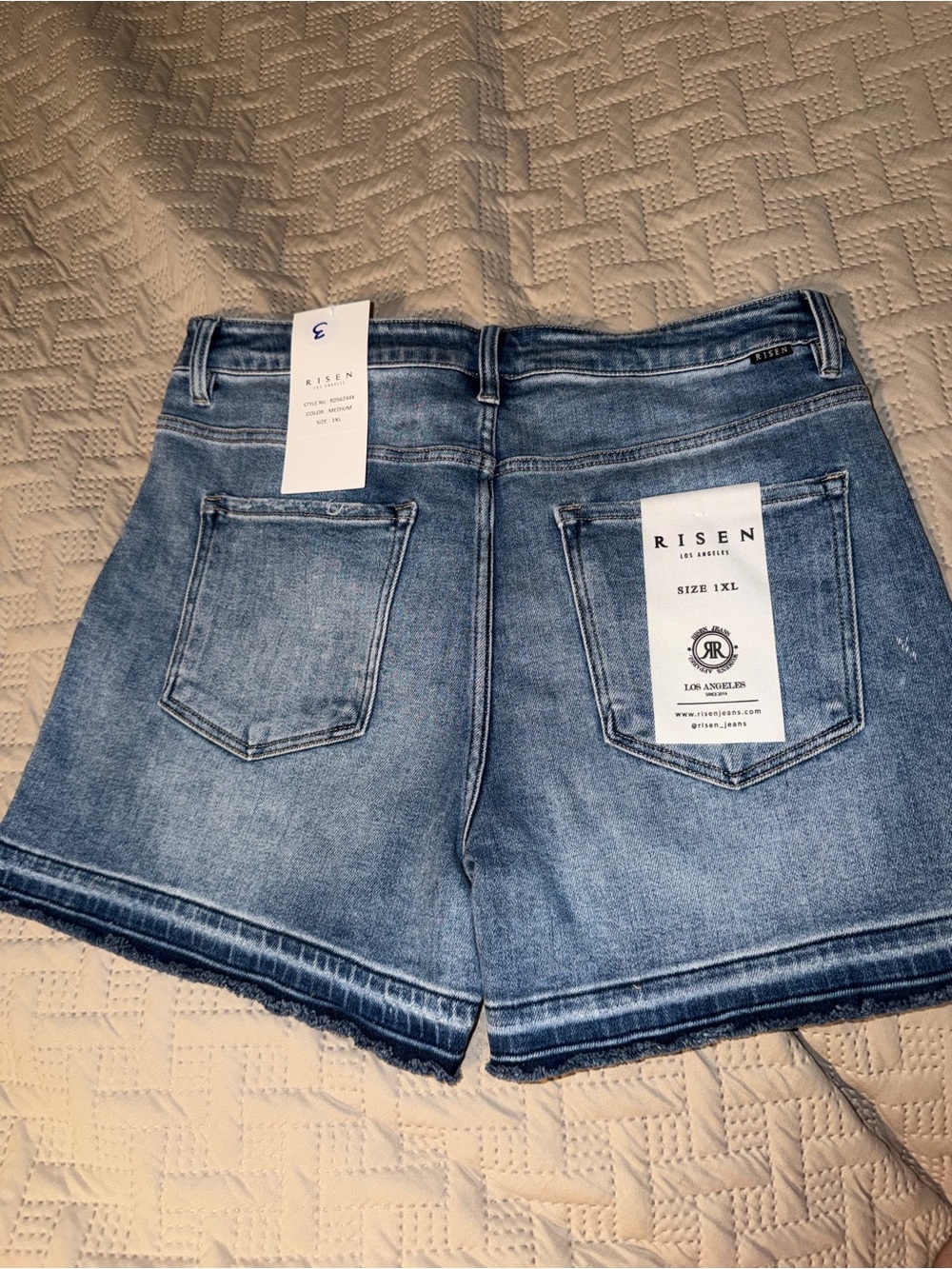 NWT Risen Los Angeles Distressed Denim Shorts Light Wash Size 1XL Plus - Picture 2 of 2